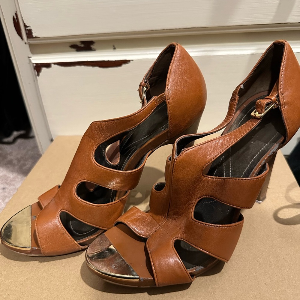 Tahari camel leather stilettos, gold accents, size 9